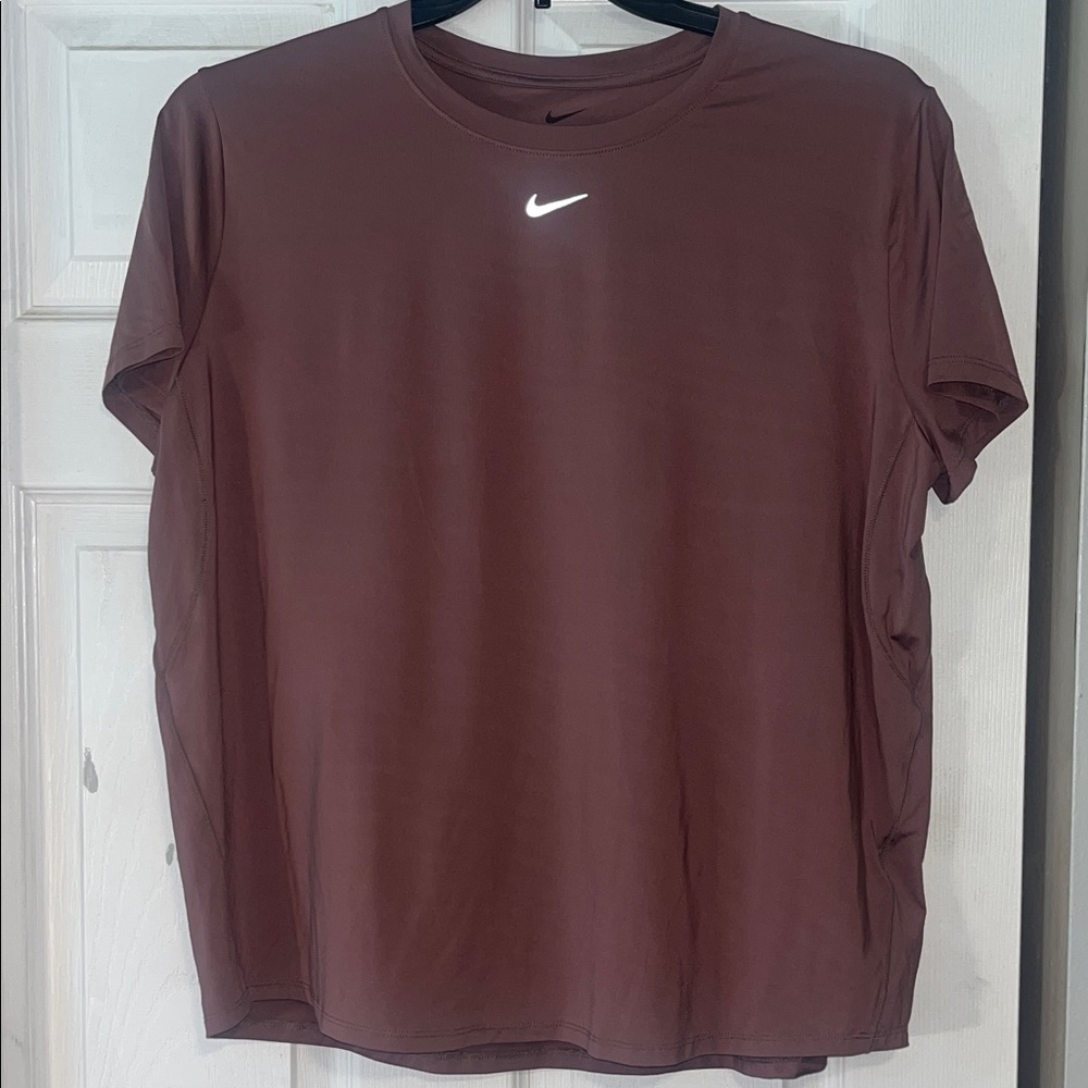 Nike women’s Maroon Short Sleeve Tee